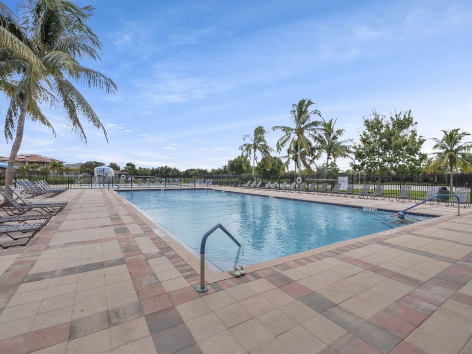 For Sale: $269,000 (2 beds, 2 baths, 1303 Square Feet)