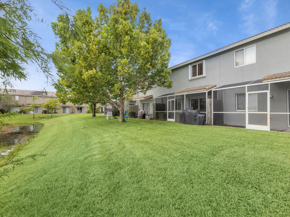 For Sale: $269,000 (2 beds, 2 baths, 1303 Square Feet)