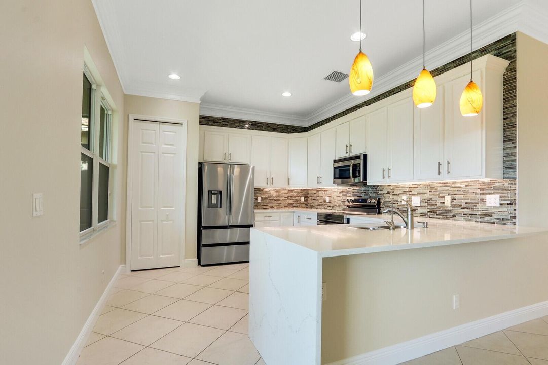 Active With Contract: $2,700 (2 beds, 2 baths, 1809 Square Feet)