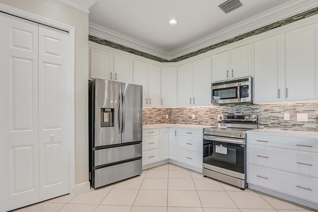 Active With Contract: $2,700 (2 beds, 2 baths, 1809 Square Feet)