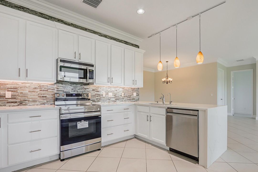 Active With Contract: $2,700 (2 beds, 2 baths, 1809 Square Feet)