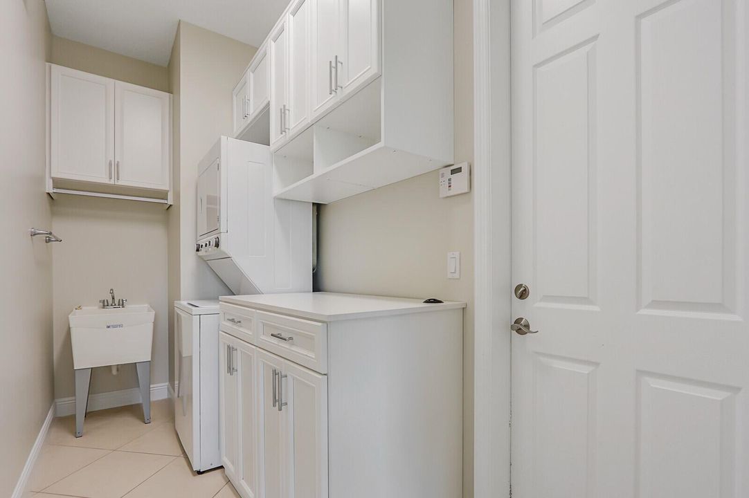 Active With Contract: $2,700 (2 beds, 2 baths, 1809 Square Feet)
