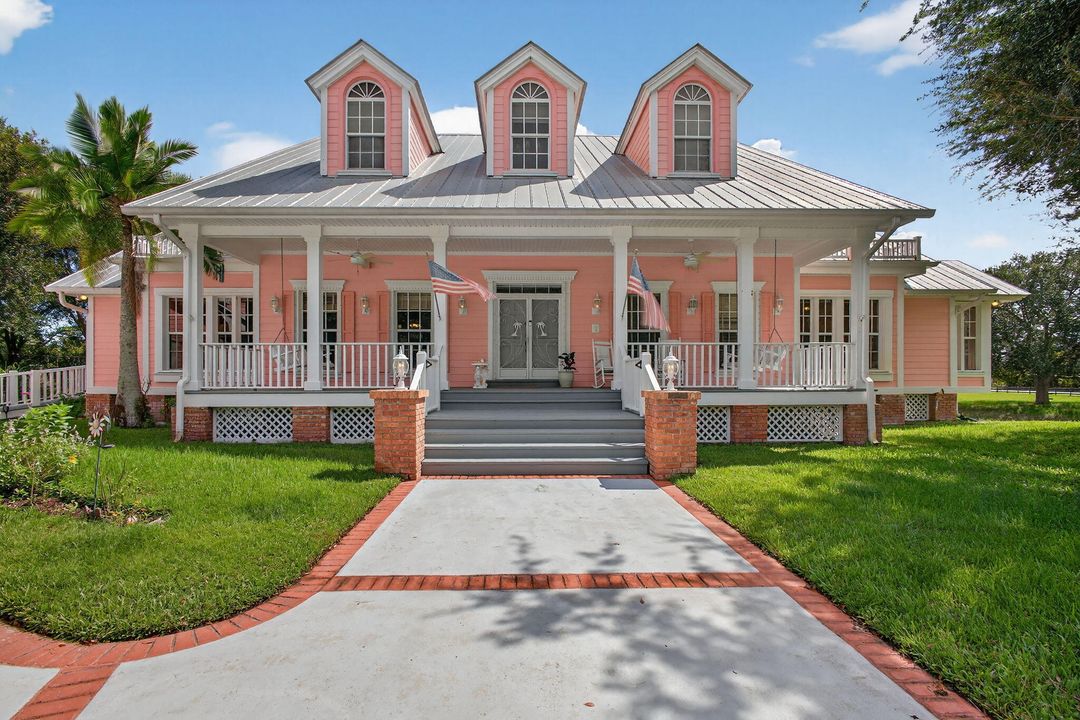 For Sale: $1,495,000 (6 beds, 6 baths, 4979 Square Feet)