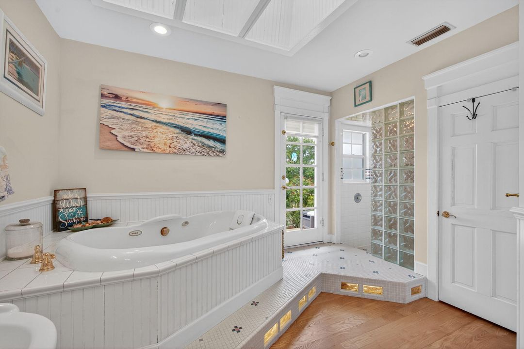 For Sale: $1,495,000 (6 beds, 6 baths, 4979 Square Feet)