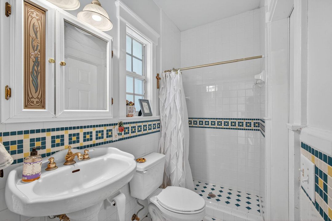 For Sale: $1,495,000 (6 beds, 6 baths, 4979 Square Feet)