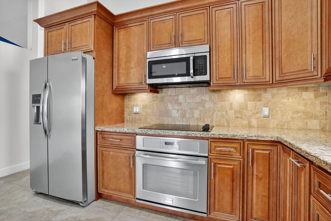 Active With Contract: $607,400 (3 beds, 2 baths, 2202 Square Feet)