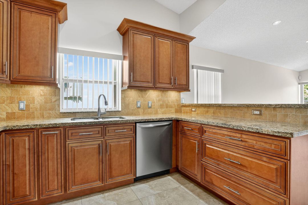 Active With Contract: $607,400 (3 beds, 2 baths, 2202 Square Feet)