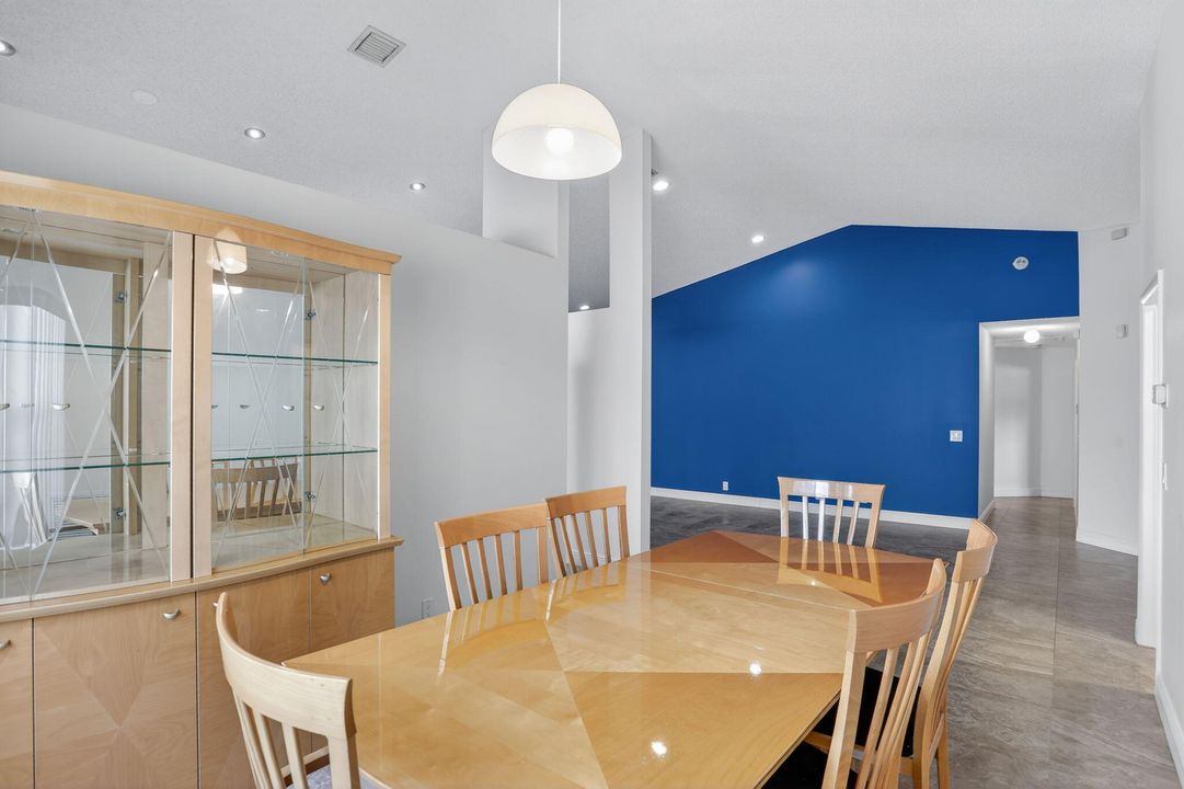 Active With Contract: $607,400 (3 beds, 2 baths, 2202 Square Feet)