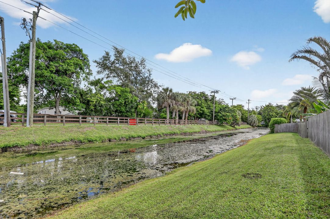 Active With Contract: $607,400 (3 beds, 2 baths, 2202 Square Feet)