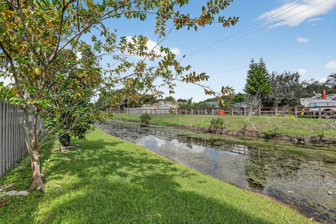 Active With Contract: $607,400 (3 beds, 2 baths, 2202 Square Feet)