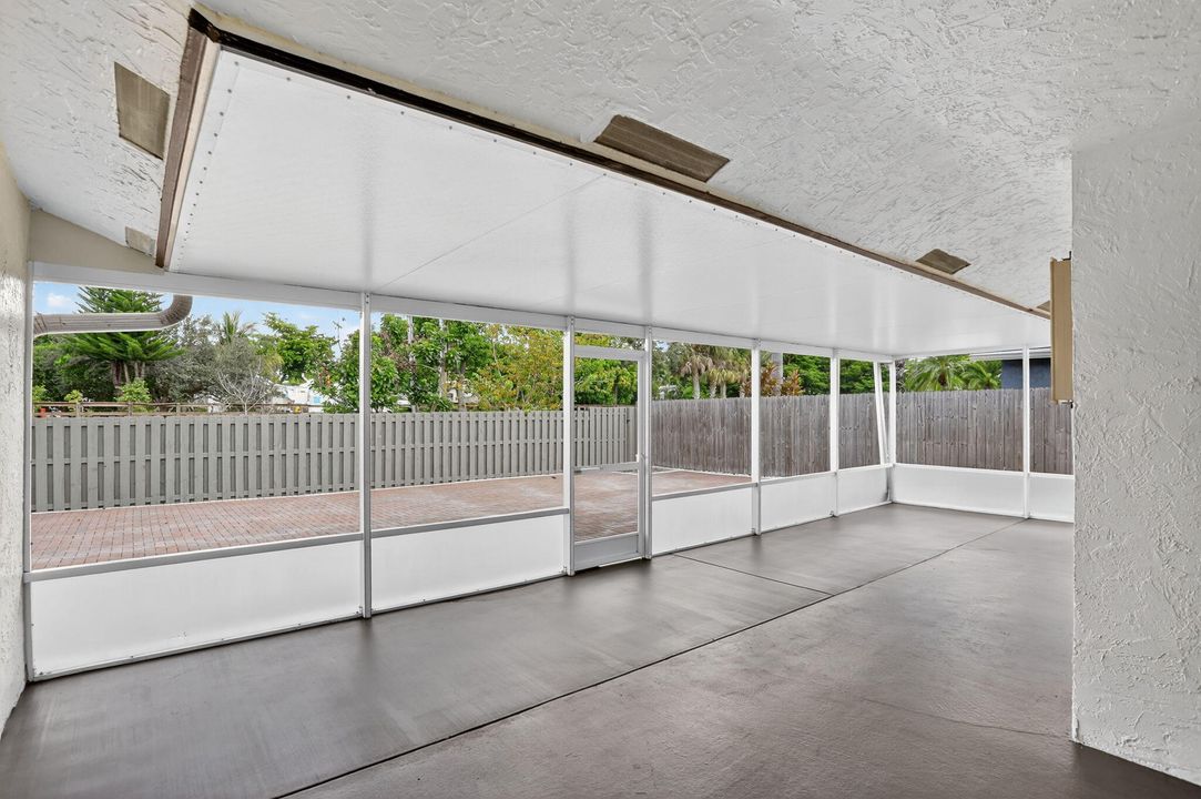 Active With Contract: $607,400 (3 beds, 2 baths, 2202 Square Feet)