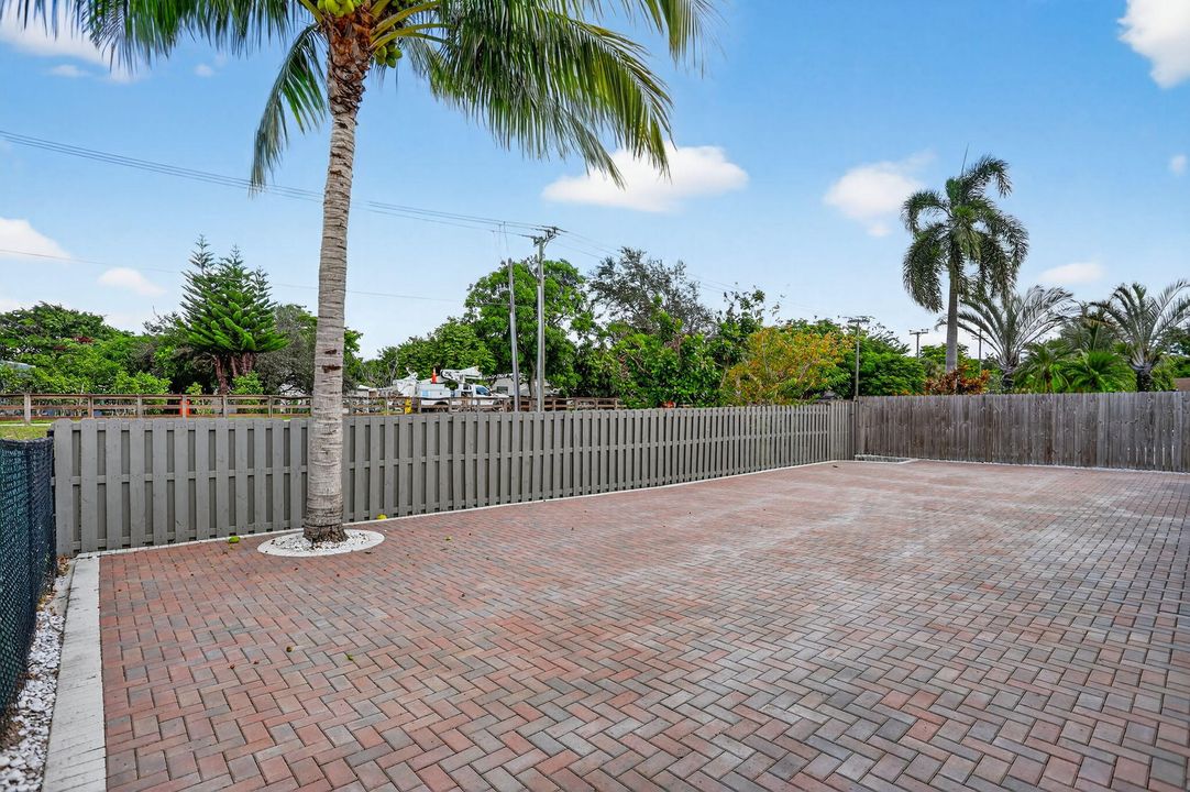 Active With Contract: $607,400 (3 beds, 2 baths, 2202 Square Feet)