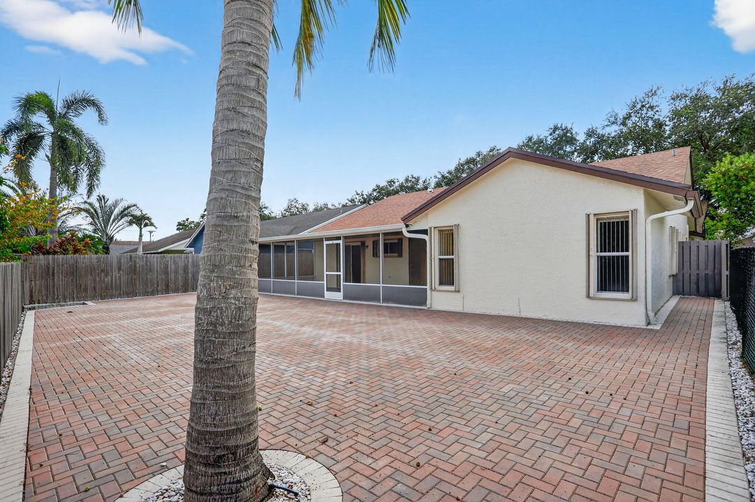 Active With Contract: $607,400 (3 beds, 2 baths, 2202 Square Feet)