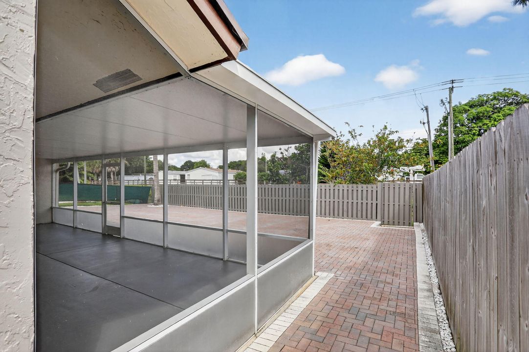 Active With Contract: $607,400 (3 beds, 2 baths, 2202 Square Feet)