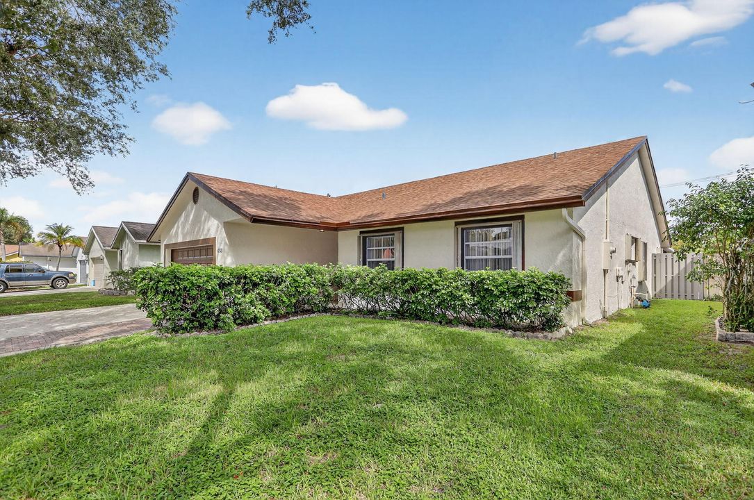 Active With Contract: $607,400 (3 beds, 2 baths, 2202 Square Feet)