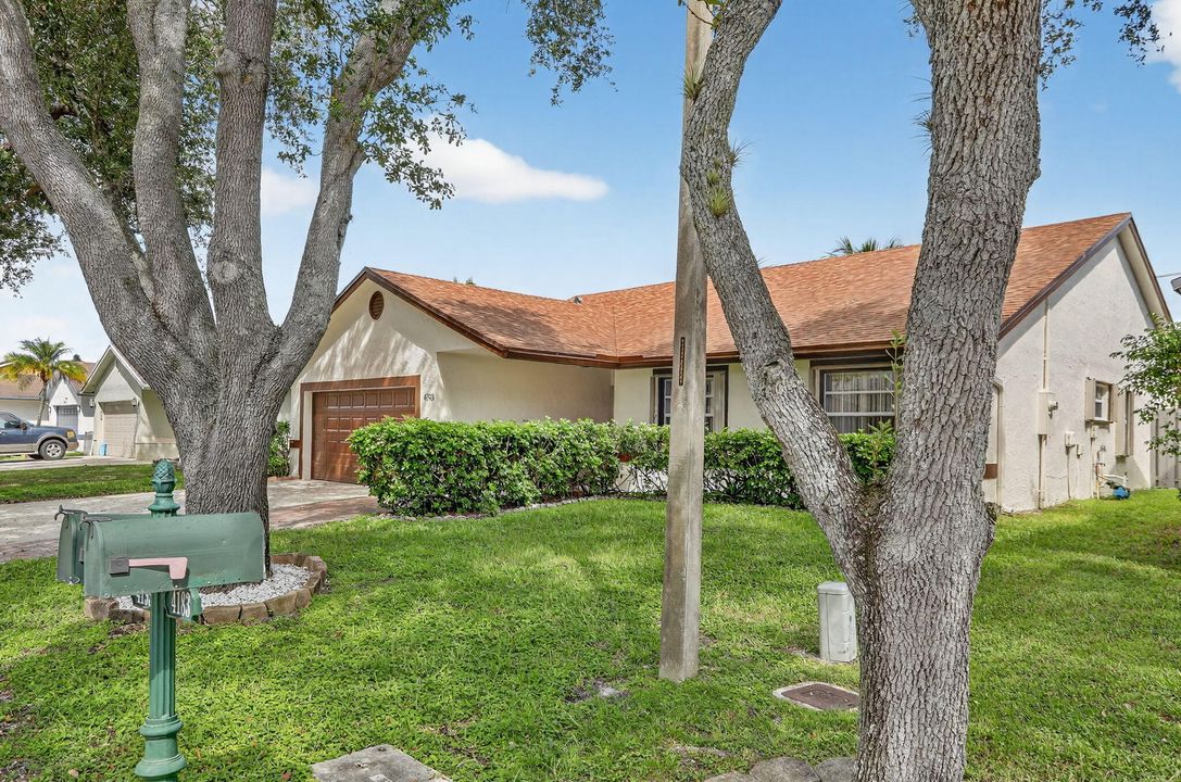 Active With Contract: $607,400 (3 beds, 2 baths, 2202 Square Feet)