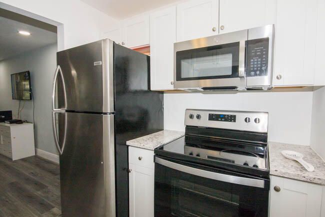 Active With Contract: $1,700 (1 beds, 1 baths, 648 Square Feet)