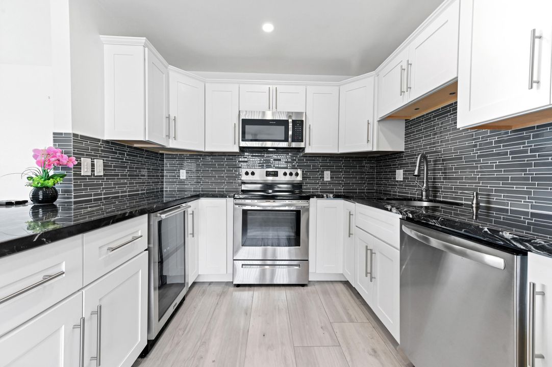 Active With Contract: $60,000 (1 beds, 1 baths, 720 Square Feet)