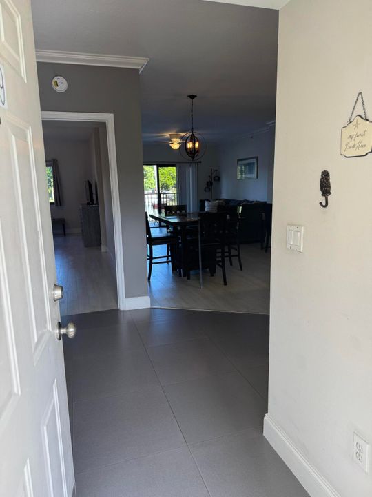 Active With Contract: $2,600 (2 beds, 2 baths, 1211 Square Feet)