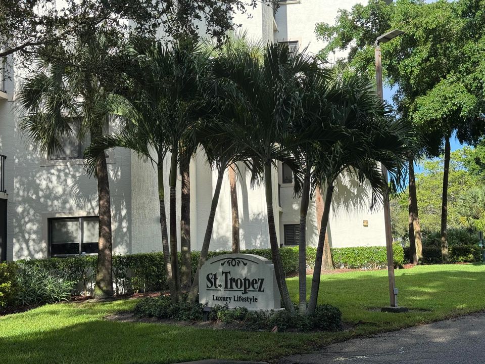 Active With Contract: $2,600 (2 beds, 2 baths, 1211 Square Feet)