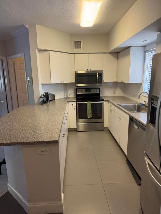 Active With Contract: $2,600 (2 beds, 2 baths, 1211 Square Feet)