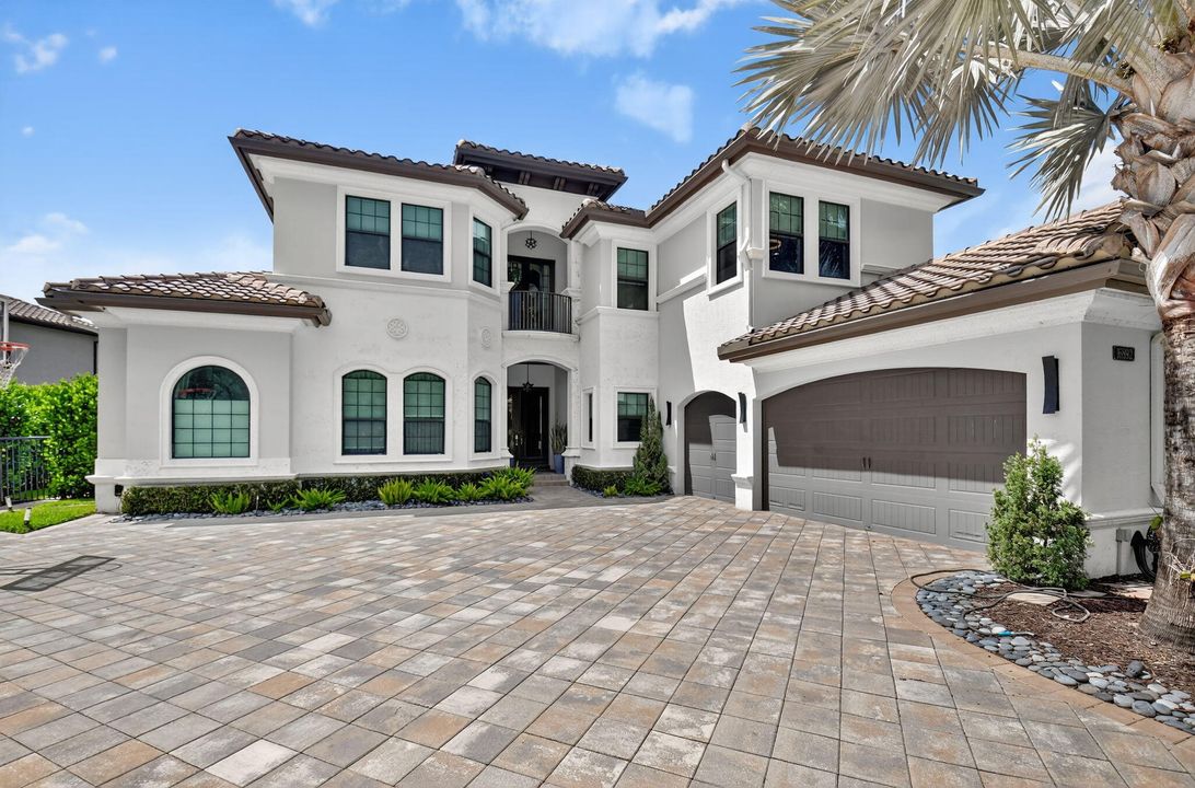 Recently Sold: $3,900,000 (5 beds, 6 baths, 5529 Square Feet)