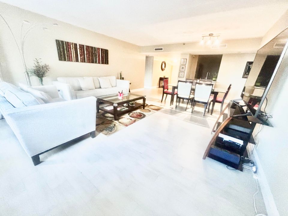 Под контрактом: $7,100 (2 спален, 2 ванн, 1452 Квадратных фут)