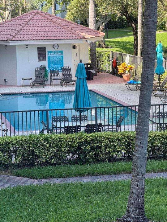 Active With Contract: $2,600 (2 beds, 2 baths, 1211 Square Feet)