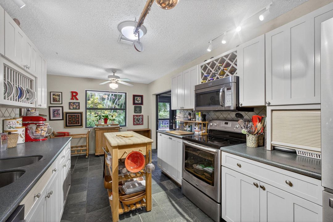 En Venta: $699,000 (4 camas, 2 baños, 2220 Pies cuadrados)