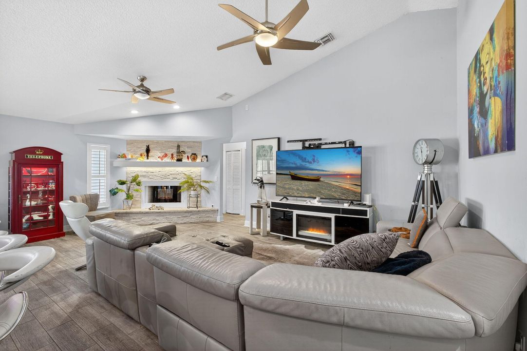 待售: $1,099,000 (3 贝兹, 2 浴室, 2374 平方英尺)