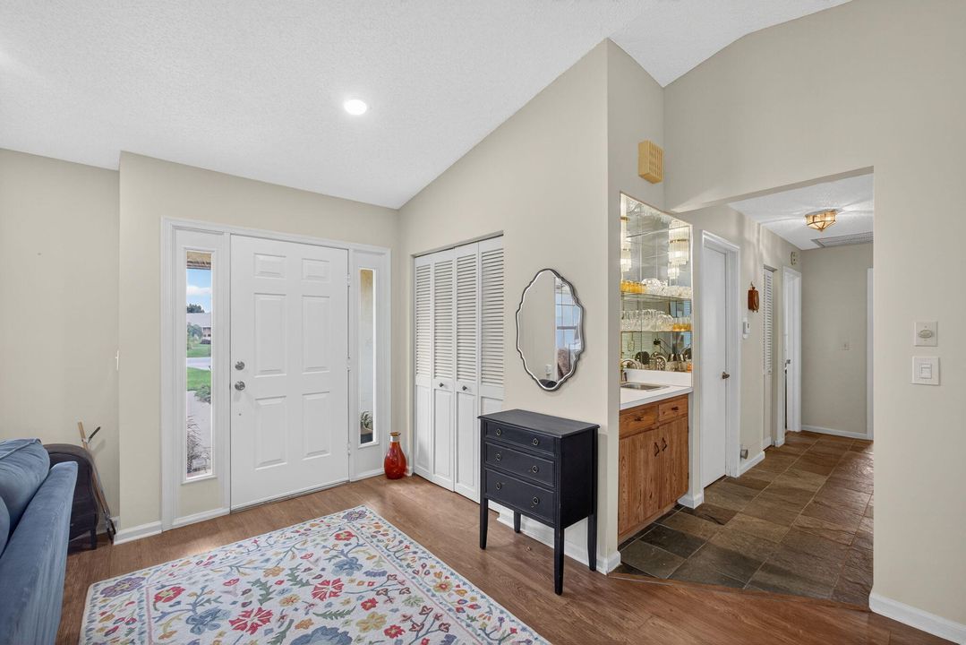 En Venta: $699,000 (4 camas, 2 baños, 2220 Pies cuadrados)