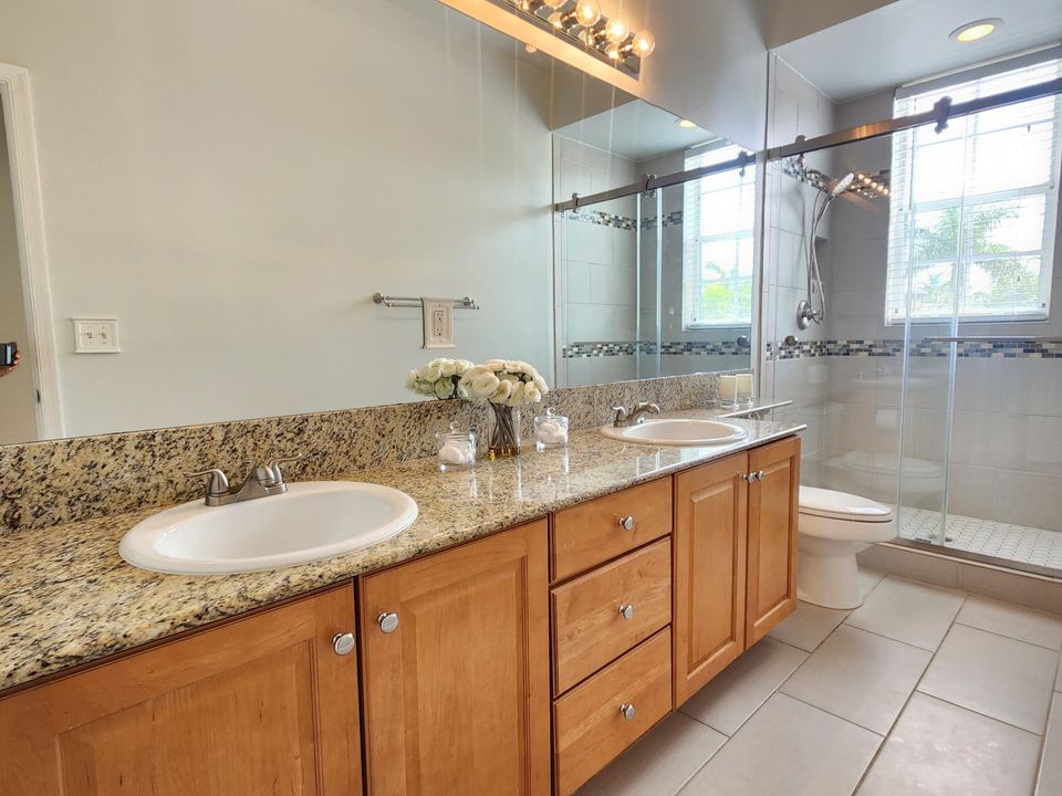 Под контрактом: $7,000 (3 спален, 2 ванн, 1633 Квадратных фут)