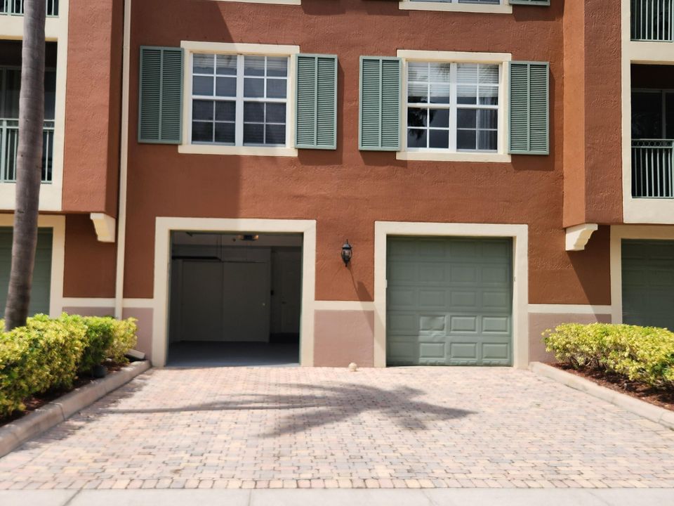 Под контрактом: $7,000 (3 спален, 2 ванн, 1633 Квадратных фут)