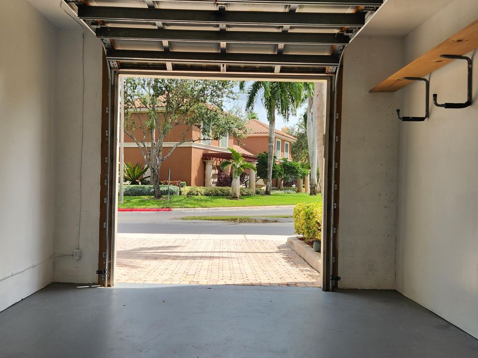 Под контрактом: $7,000 (3 спален, 2 ванн, 1633 Квадратных фут)