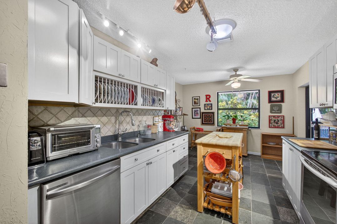 En Venta: $699,000 (4 camas, 2 baños, 2220 Pies cuadrados)