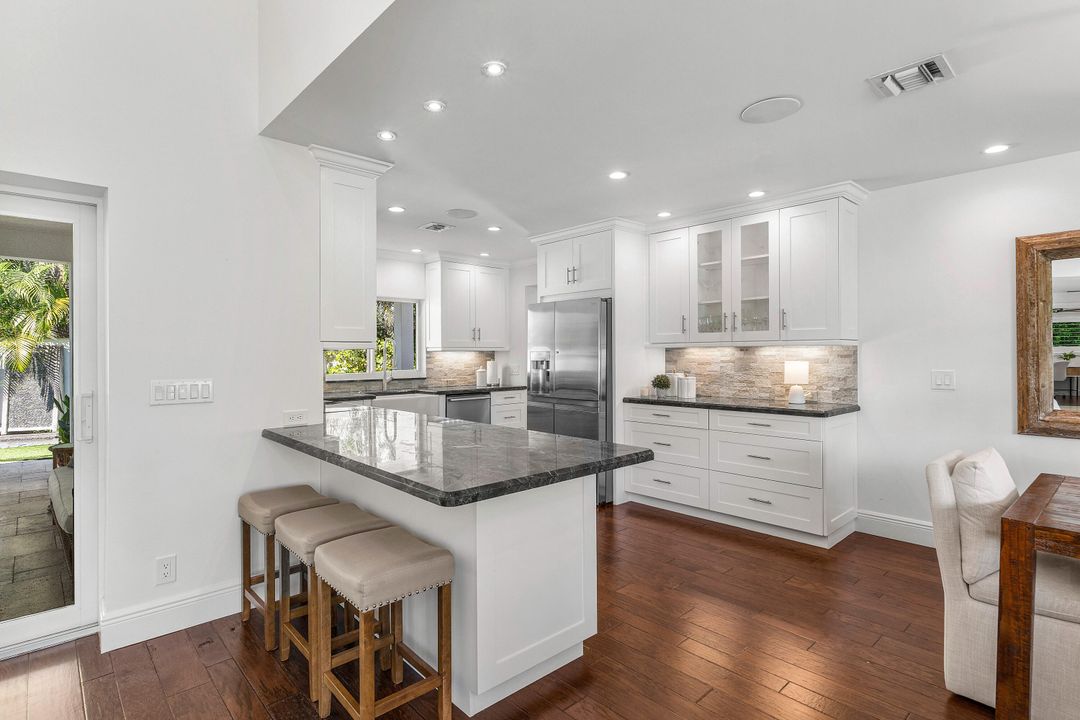 На продажу: $1,900,000 (3 спален, 2 ванн, 1810 Квадратных фут)