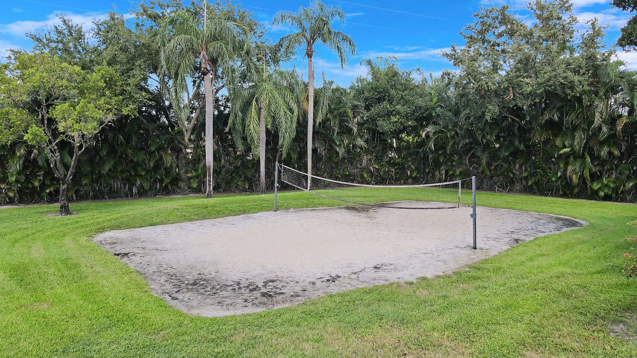 Под контрактом: $239,900 (2 спален, 2 ванн, 1236 Квадратных фут)