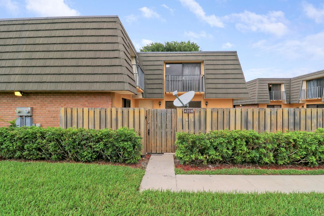 Под контрактом: $239,900 (2 спален, 2 ванн, 1236 Квадратных фут)