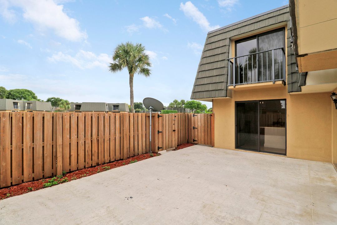 Под контрактом: $239,900 (2 спален, 2 ванн, 1236 Квадратных фут)