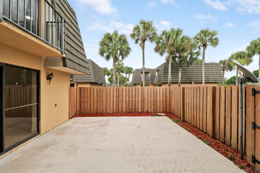 Под контрактом: $239,900 (2 спален, 2 ванн, 1236 Квадратных фут)