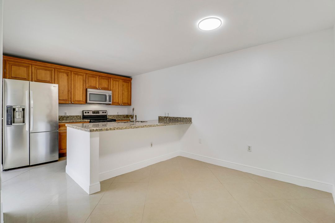 Под контрактом: $239,900 (2 спален, 2 ванн, 1236 Квадратных фут)