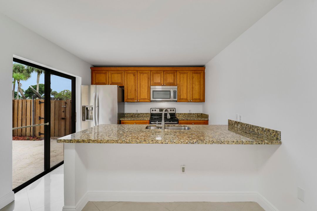 Под контрактом: $239,900 (2 спален, 2 ванн, 1236 Квадратных фут)