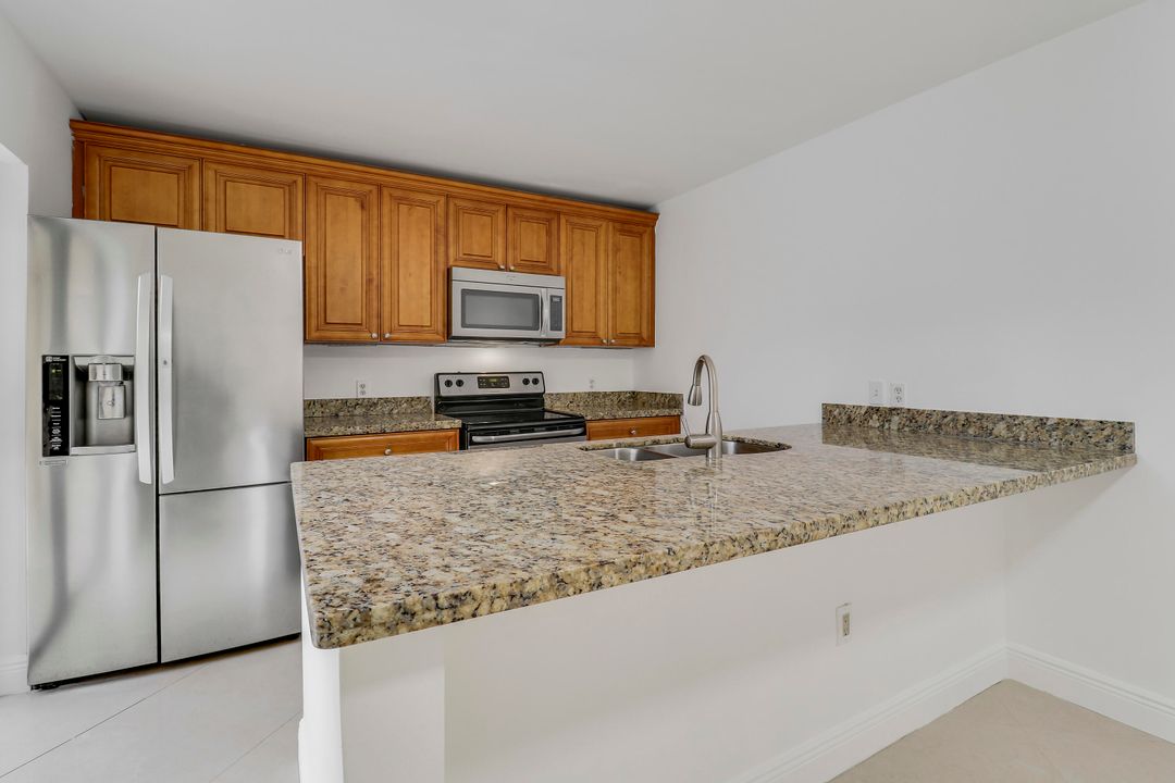 Под контрактом: $239,900 (2 спален, 2 ванн, 1236 Квадратных фут)