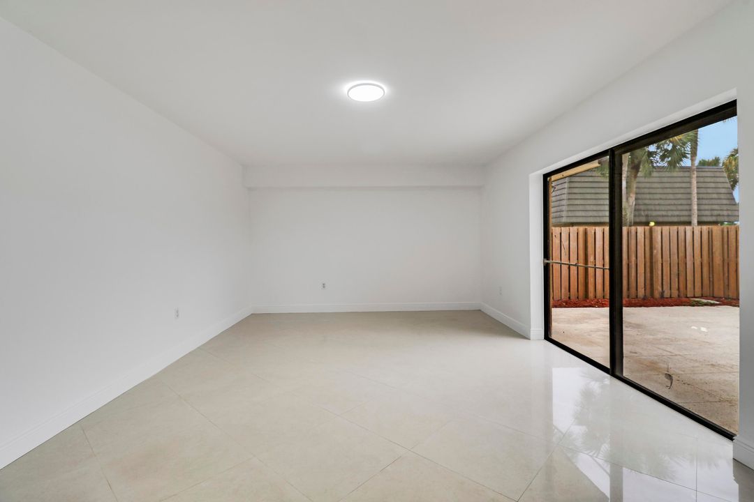 Под контрактом: $239,900 (2 спален, 2 ванн, 1236 Квадратных фут)