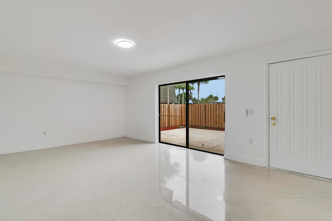 Под контрактом: $239,900 (2 спален, 2 ванн, 1236 Квадратных фут)