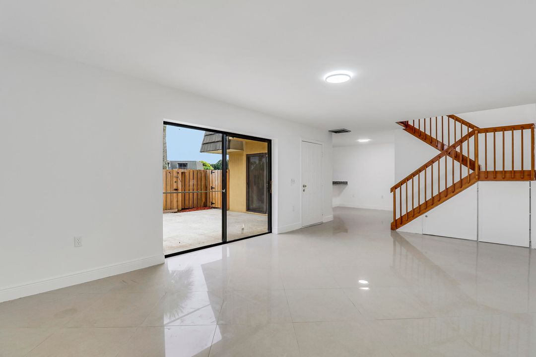 Под контрактом: $239,900 (2 спален, 2 ванн, 1236 Квадратных фут)