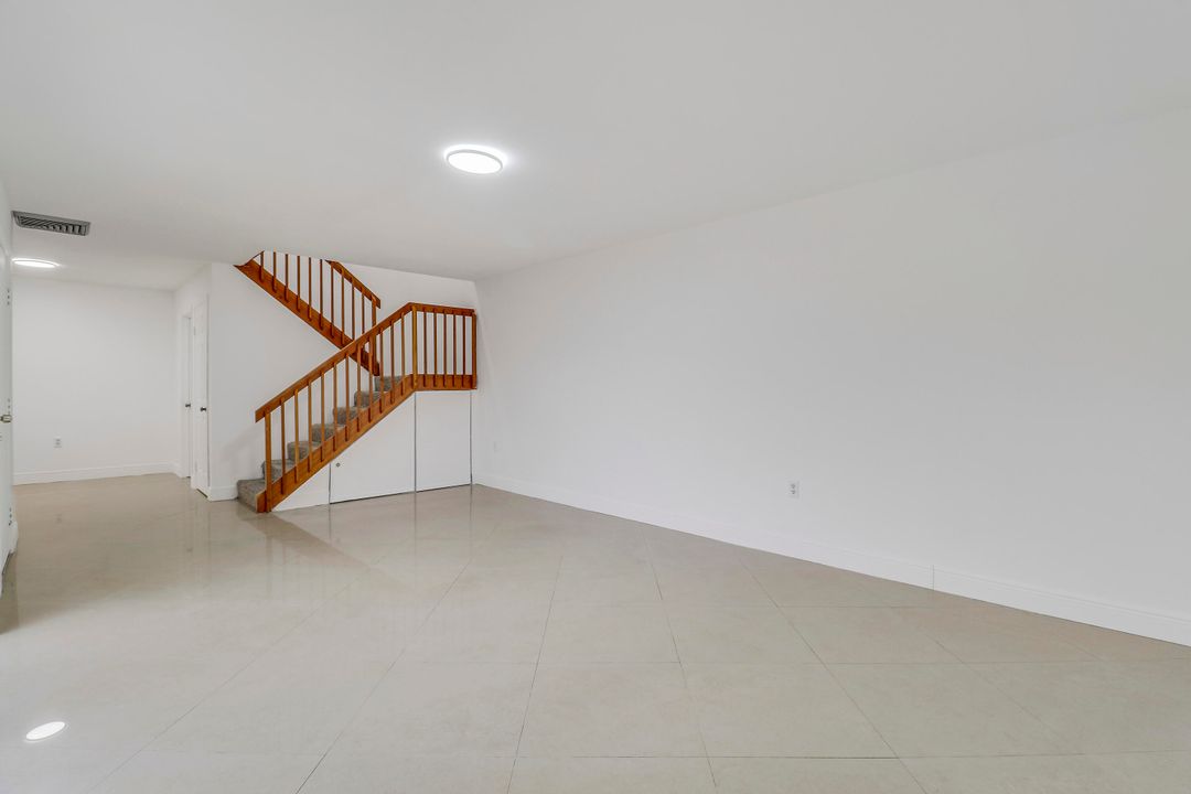 Под контрактом: $239,900 (2 спален, 2 ванн, 1236 Квадратных фут)