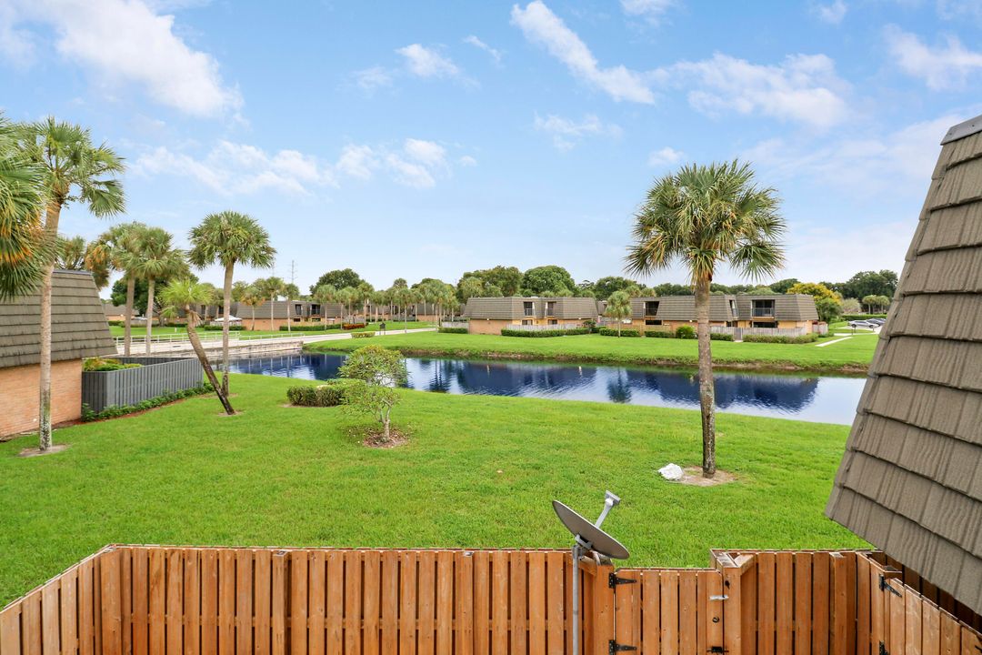 Под контрактом: $239,900 (2 спален, 2 ванн, 1236 Квадратных фут)