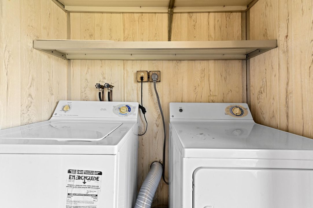 待售: $85,000 (1 贝兹, 1 浴室, 726 平方英尺)