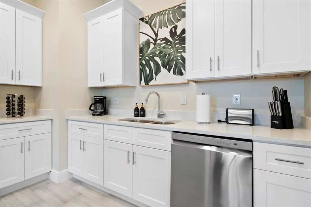 For Rent: $1,200 (1 beds, 1 baths, 2700 Square Feet)